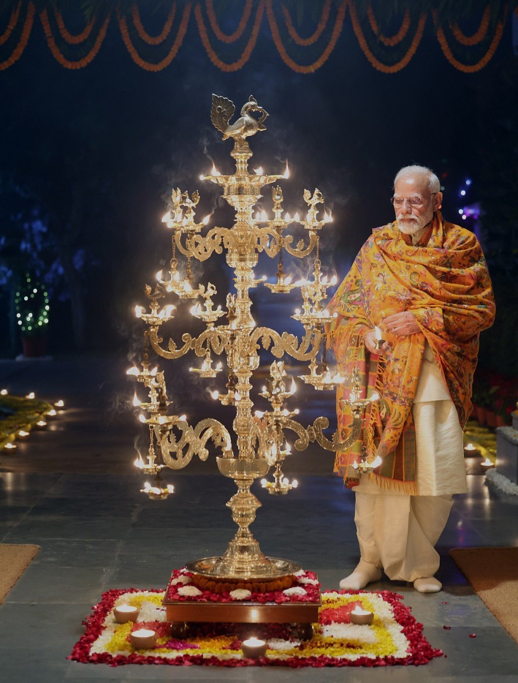 印度超豪罗摩王子神像开光！15公斤黄金、1.8万颗钻石舖上身（组图） - 3