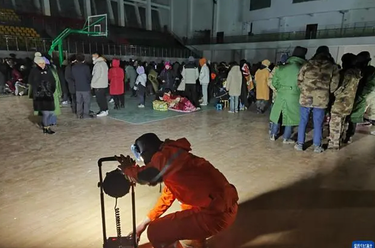 新疆乌什7.1级地震亲历者：当地下了雪非常冷，为保护孩子不敢睡（组图） - 1