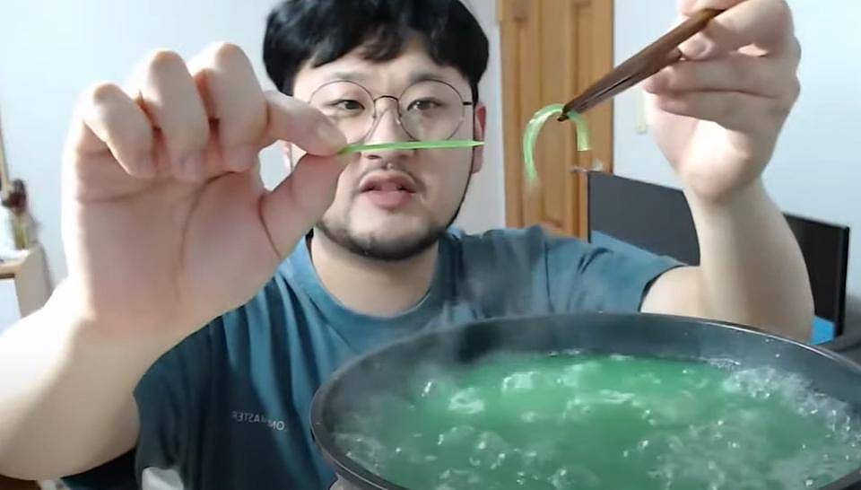 韩网流行吃油炸淀粉牙签，明星也推荐，本是环保材质推荐用来喂猪（组图） - 3