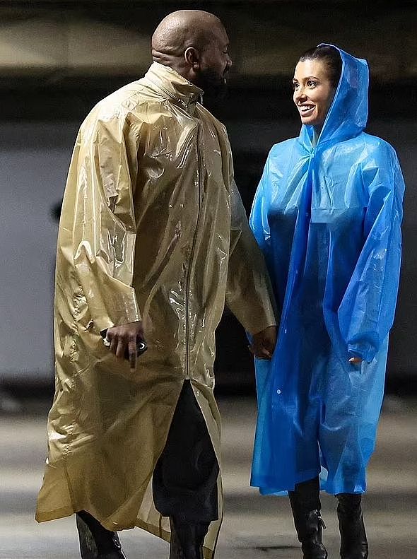 坎耶29岁妻子穿半透明雨衣出行，好身材若隐若现，似翻版卡戴珊（组图） - 1