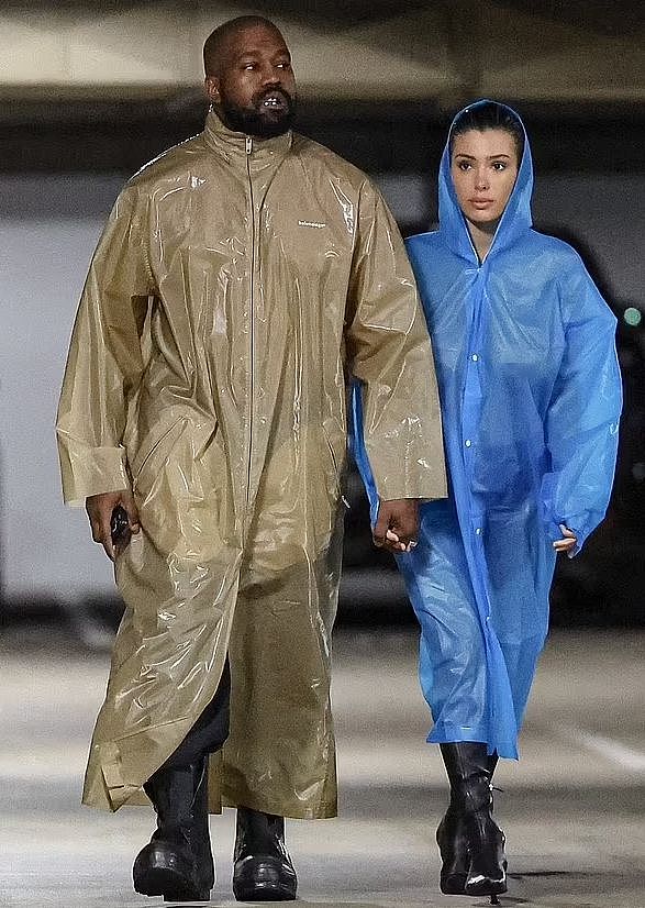 坎耶29岁妻子穿半透明雨衣出行，好身材若隐若现，似翻版卡戴珊（组图） - 3