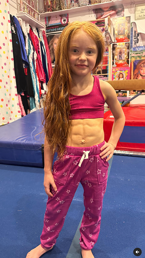 美国女孩7岁练出六块腹肌，健美身材看呆网友：又是来凑数的一天......（组图） - 2