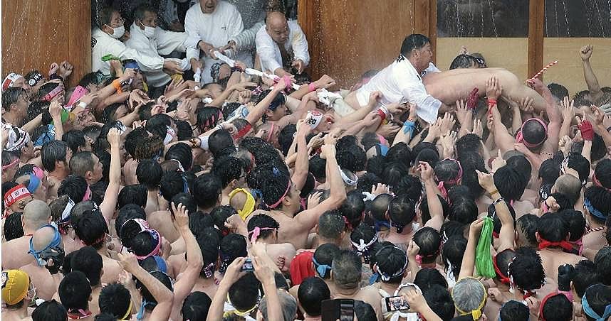 光着身子任人抚摸！日本裸祭仪式场面很香艳，首度让女性参加（组图） - 1