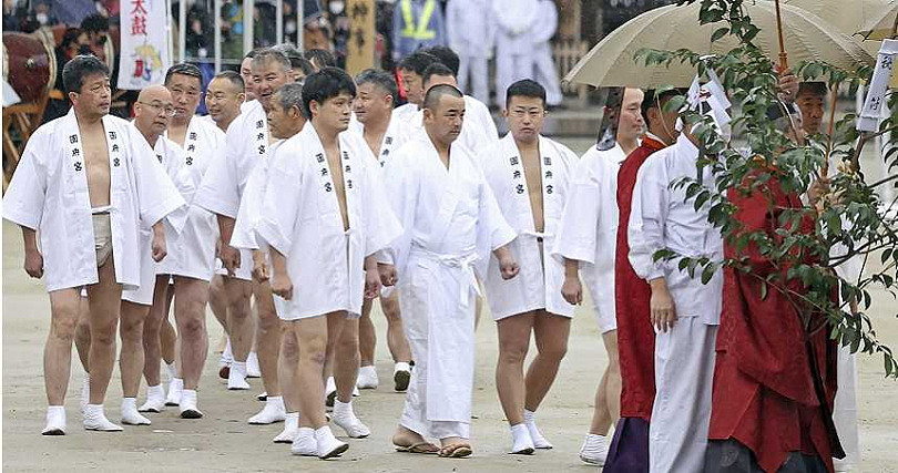光着身子任人抚摸！日本裸祭仪式场面很香艳，首度让女性参加（组图） - 3
