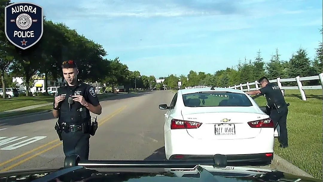 为什么美国警察在拦停汽车后，首先要摸一下车屁股？（组图） - 16