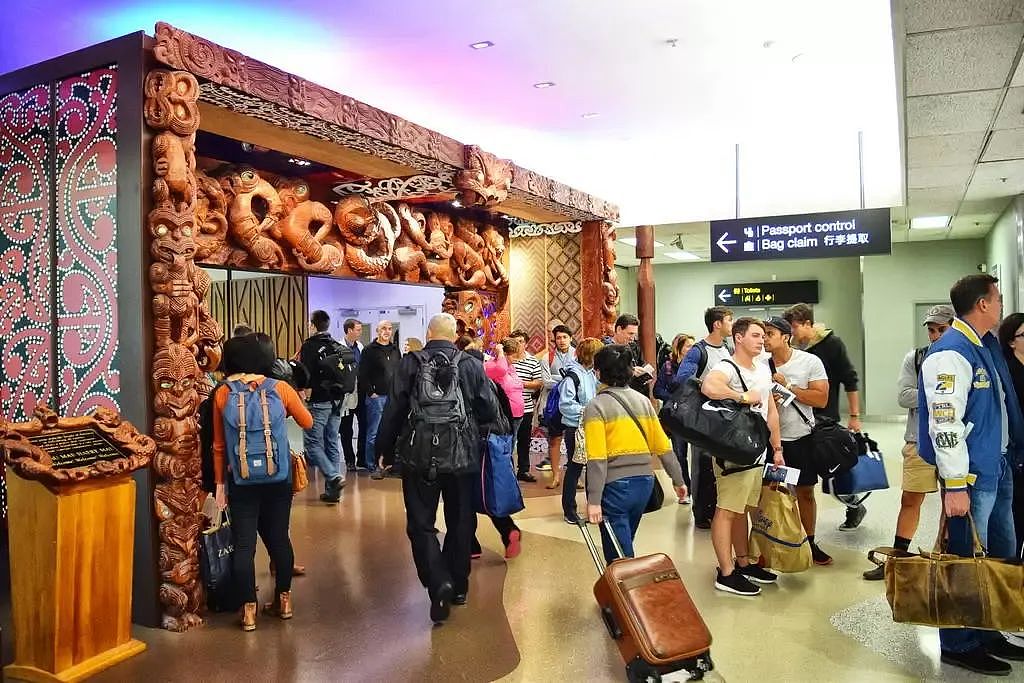华人游客称要打车去新西兰南岛，签证当场被取消！澳新机票将大幅下降（组图） - 2