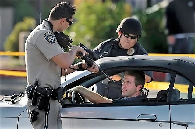 为什么美国警察在拦停汽车后，首先要摸一下车屁股？（组图） - 7
