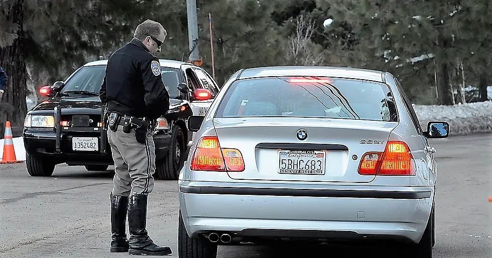 为什么美国警察在拦停汽车后，首先要摸一下车屁股？（组图） - 21