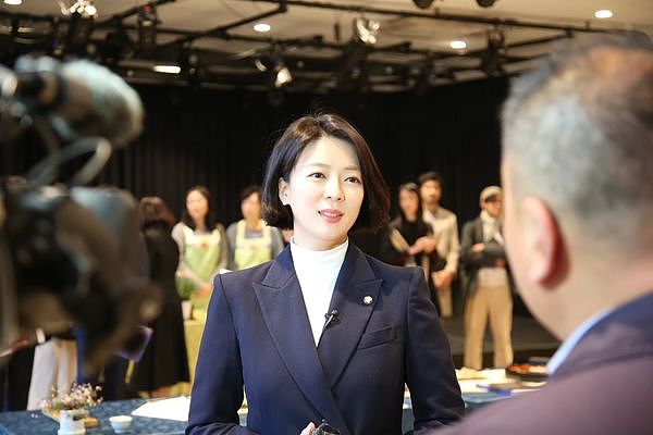 嫌犯未成年！韩美女议员遇袭，头被砸20下，惊悚画面曝光（视频/组图） - 1