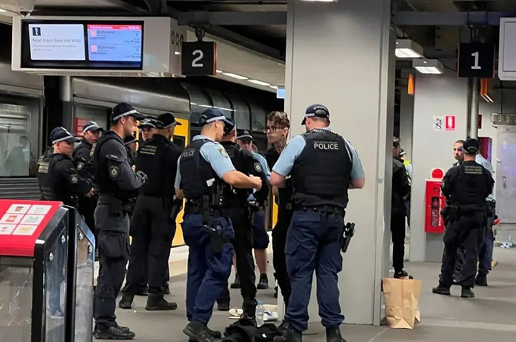 突发！澳洲城铁遭大批黑衣人闯入！蒙面还带盾牌！数十名警员赶到紧急疏散乘客！墨尔本爆发“入侵日”大游行，抗议者要求废除“澳洲日” - 10