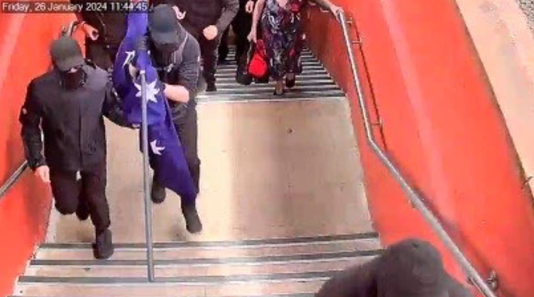 突发！澳洲城铁遭大批黑衣人闯入！蒙面还带盾牌！数十名警员赶到紧急疏散乘客！墨尔本爆发“入侵日”大游行，抗议者要求废除“澳洲日” - 5
