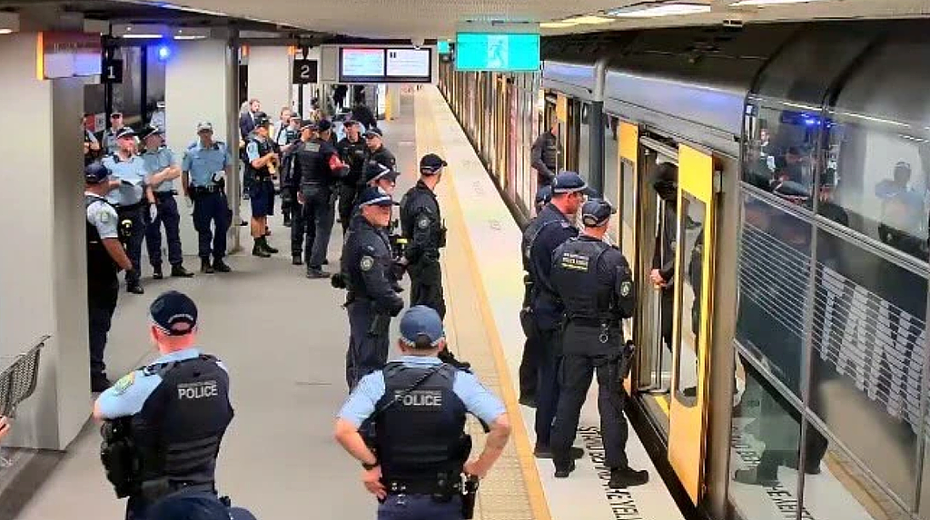 突发！澳洲城铁遭大批黑衣人闯入！蒙面还带盾牌！数十名警员赶到紧急疏散乘客！墨尔本爆发“入侵日”大游行，抗议者要求废除“澳洲日” - 8