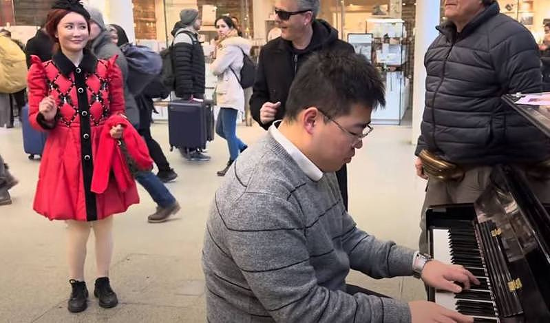 伦敦车站杠英钢琴家，多名中国游客身份起底，被揭先主动走向对方（组图） - 3
