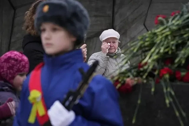 71岁普京回故乡为纪念碑献上红玫瑰，神情哀伤...（组图） - 5