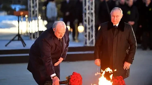 71岁普京回故乡为纪念碑献上红玫瑰，神情哀伤...（组图） - 7
