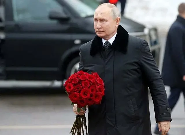 71岁普京回故乡为纪念碑献上红玫瑰，神情哀伤...（组图） - 1