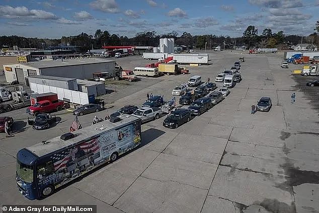 夺回边境！数十名卡车司机组成车队，前往美国德州和加州阻挡非法移民（组图） - 1