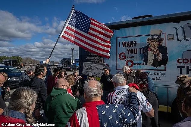 夺回边境！数十名卡车司机组成车队，前往美国德州和加州阻挡非法移民（组图） - 2