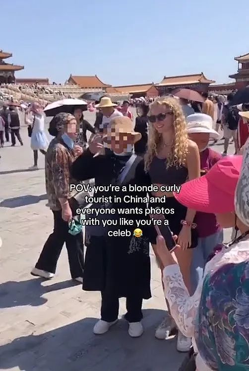 外国妹纸去北京旅游，被当“名人”包围疯狂拍照，她将视频放上网后...（组图） - 7