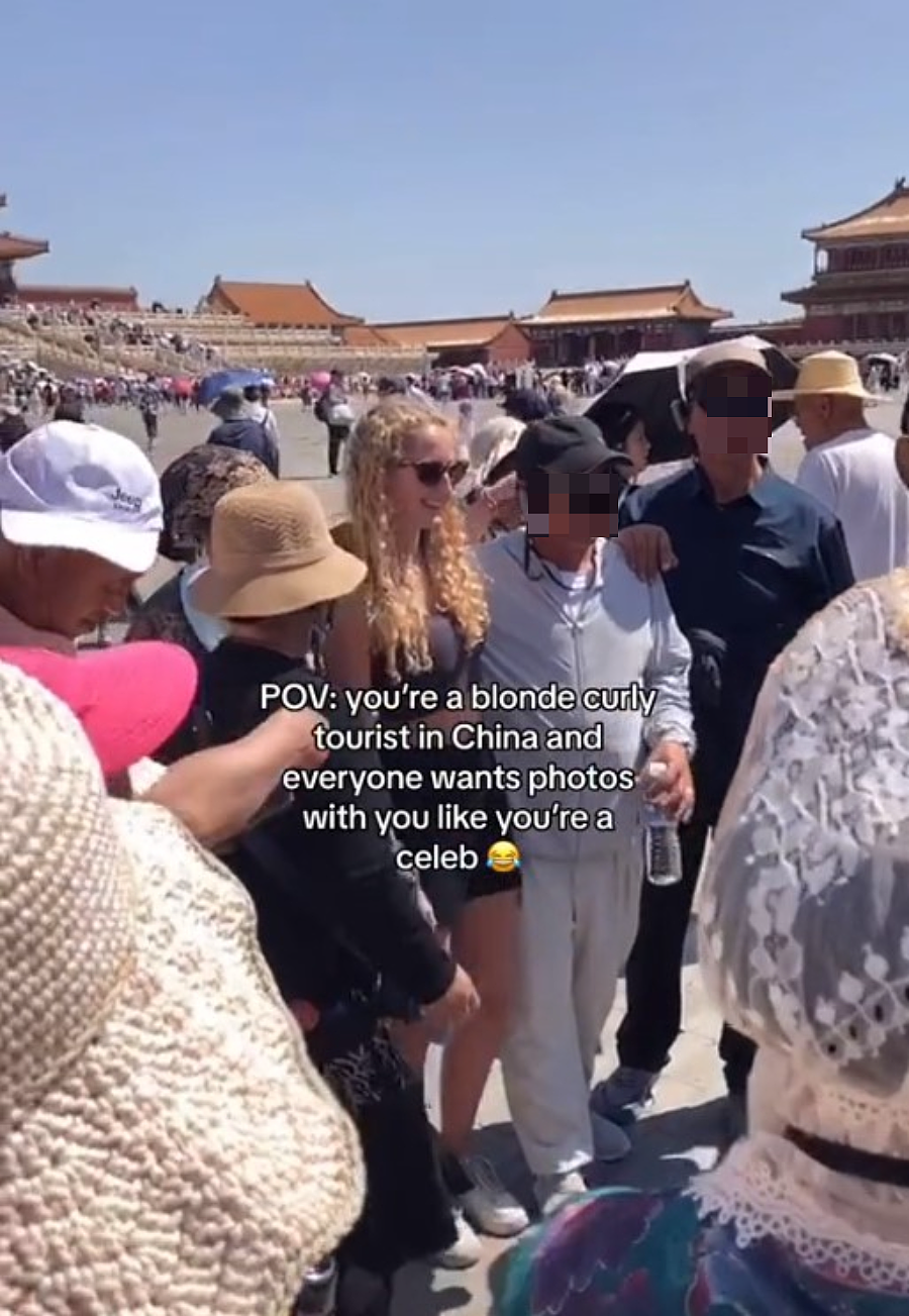 外国妹纸去北京旅游，被当“名人”包围疯狂拍照，她将视频放上网后...（组图） - 6