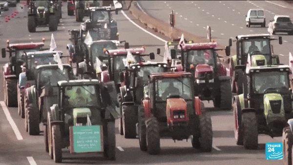巴黎告急！1200多辆拖拉机封路，法国农民却和米其林大厨在高速公路上烤肠…（视频/组图） - 3