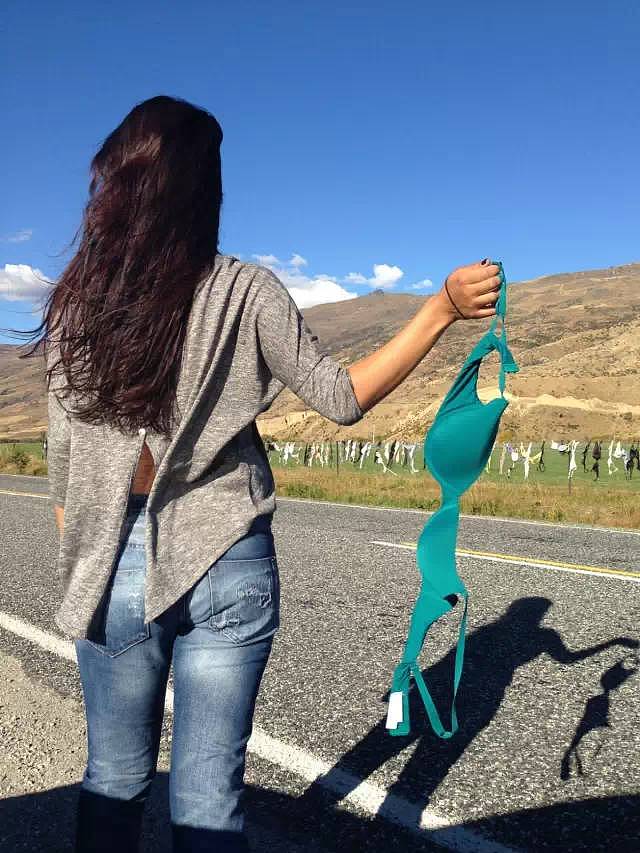 澳洲女性乳腺癌发病率最高！世界最“污”景点，漫山遍野都是胸罩，无数妹子各种脱光！背后原因很感人…（组图） - 11