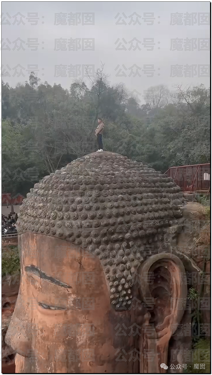 天谴！男子爬上乐山大佛头顶掏出畸形小水管撒尿引发全网震怒（组图） - 41