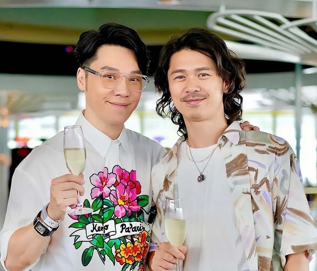 恭喜！TVB超级富二代与同性伴侣恋爱15周年，结婚七年晒第一张全家福（组图） - 8