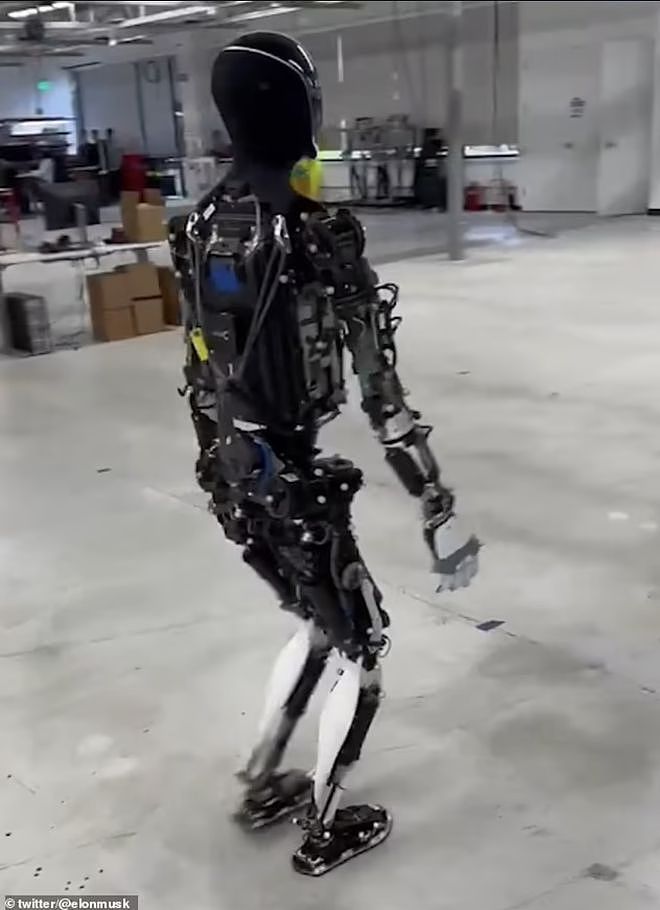 马斯克跟1.8米高机器人散步，机器人“步态像拜登”，预计卖14万（组图） - 3