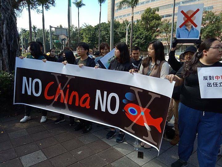 外媒：韩国瑜当选台湾的立法院长；场外抗议: “拒绝中国的选择”（视频/组图） - 2