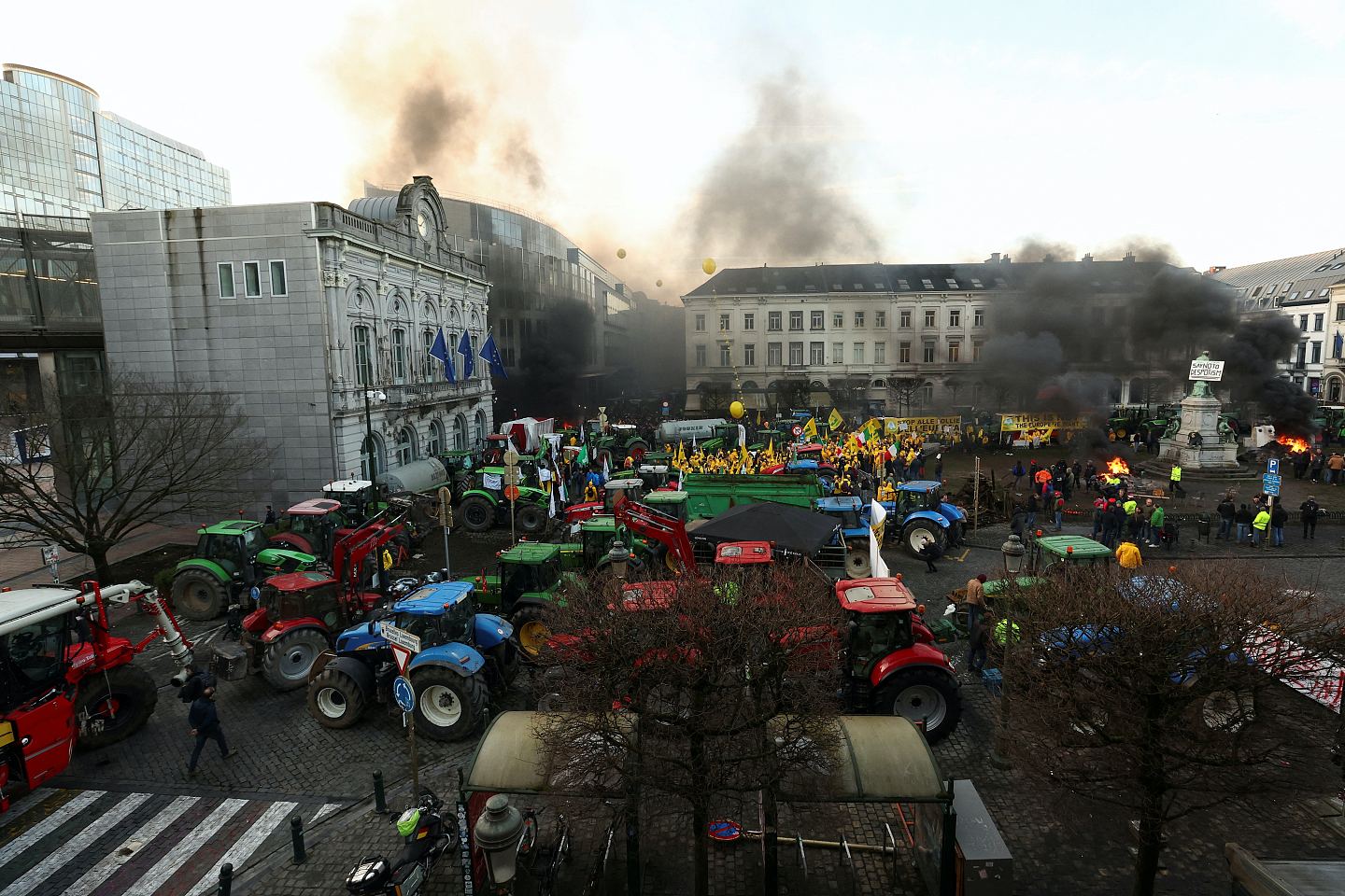 欧盟峰会场外农民示威，约1300架拖拉机堵塞布鲁塞尔（组图） - 2