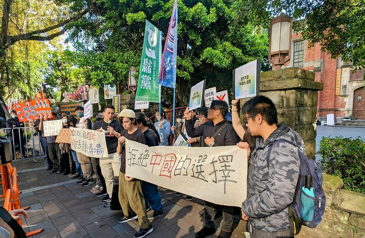 外媒：韩国瑜当选台湾的立法院长；场外抗议: “拒绝中国的选择”（视频/组图） - 3