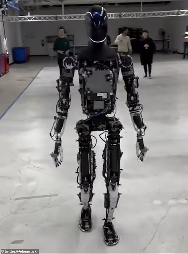 马斯克跟1.8米高机器人散步，机器人“步态像拜登”，预计卖14万（组图） - 5