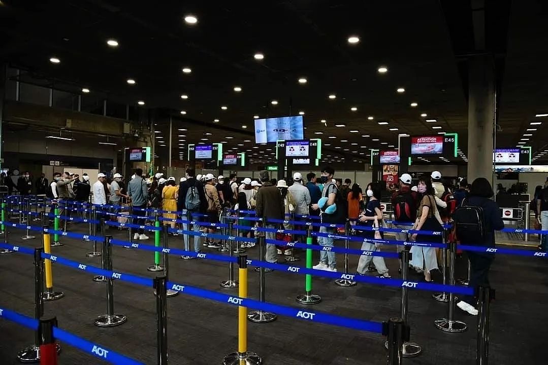 中国游客挤爆机场！中国航线航班暴涨202.6%！ 排队几小时才能入境（组图） - 16