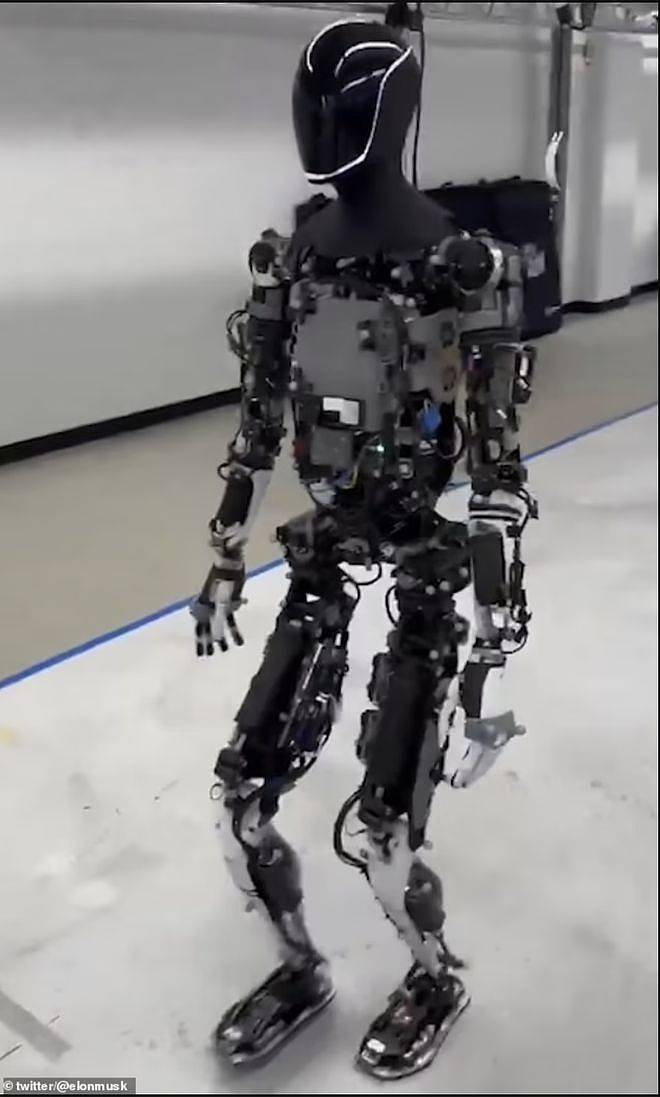 马斯克跟1.8米高机器人散步，机器人“步态像拜登”，预计卖14万（组图） - 4
