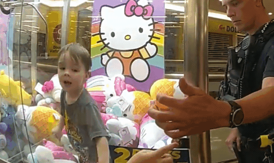 澳洲3岁男童爬进夹娃娃机受困，警砸玻璃救出（视频/图） - 1