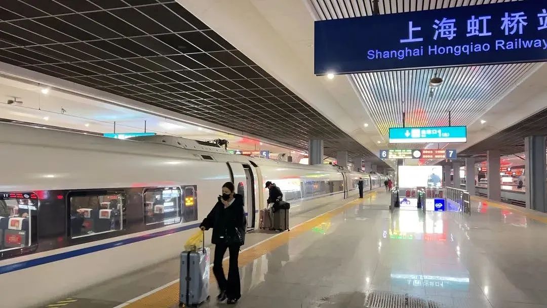 上海虹桥火车站凌晨3点进不了候车室？旅客在寒风中受冻！最新回应（组图） - 2