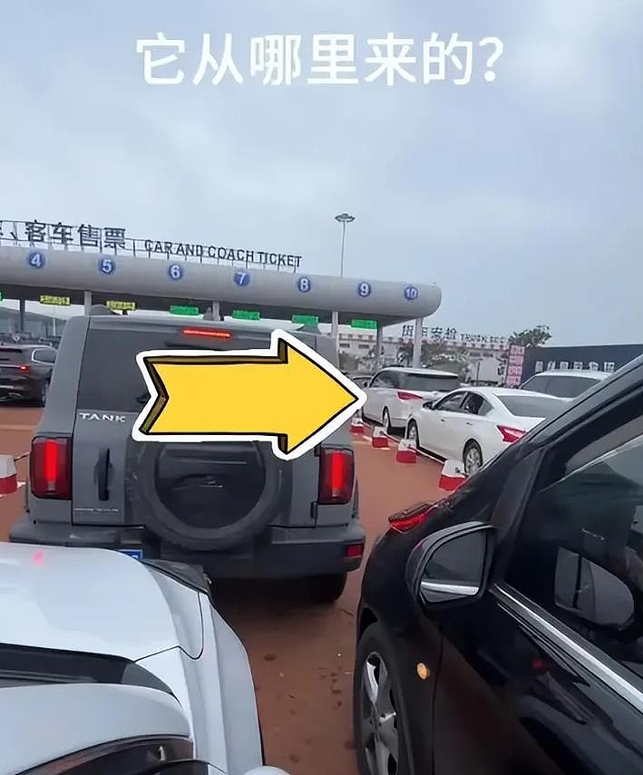 被砸车“硬挤”！奔驰车主插队疑反转，老奶奶家遭网暴（视频/组图） - 1