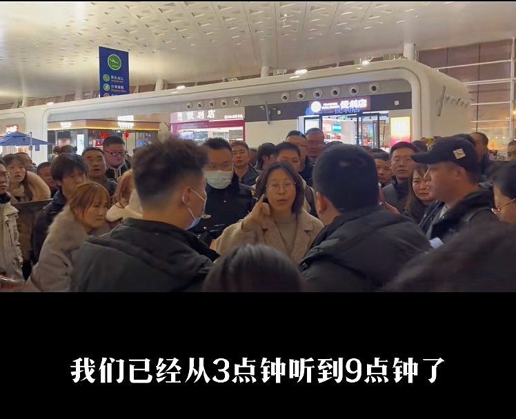 湖北暴雪，武汉机场有航班延误6小时，乘客被关舱内求助警方23次（视频/组图） - 2
