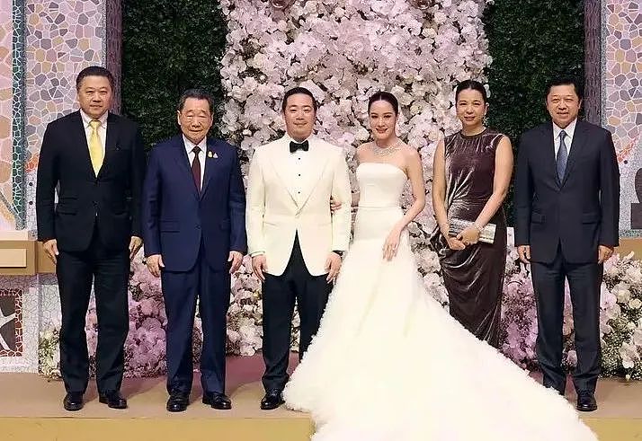泰国华裔富豪举行奢华婚礼！总理赛塔上台为新人致辞，皇室公主到场签字赐福（组图） - 7