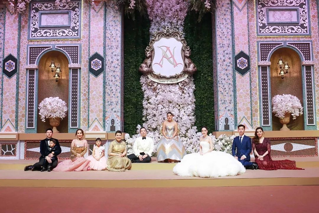 泰国华裔富豪举行奢华婚礼！总理赛塔上台为新人致辞，皇室公主到场签字赐福（组图） - 1