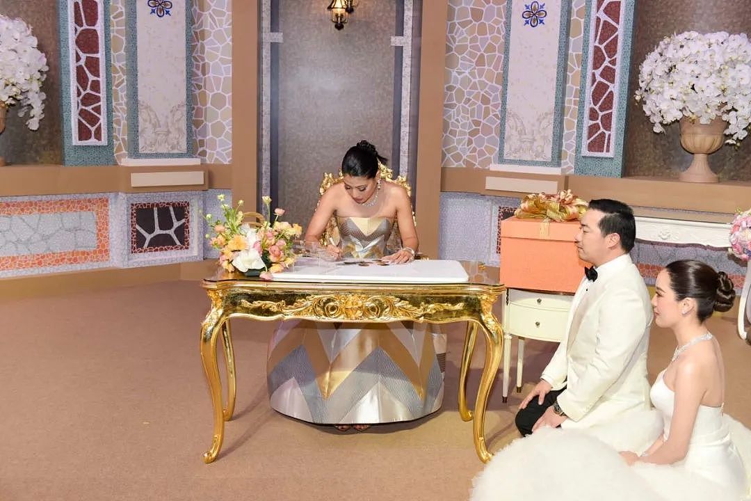 泰国华裔富豪举行奢华婚礼！总理赛塔上台为新人致辞，皇室公主到场签字赐福（组图） - 4
