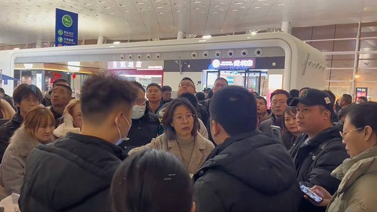 湖北暴雪，武汉机场有航班延误6小时，乘客被关舱内求助警方23次（视频/组图） - 1