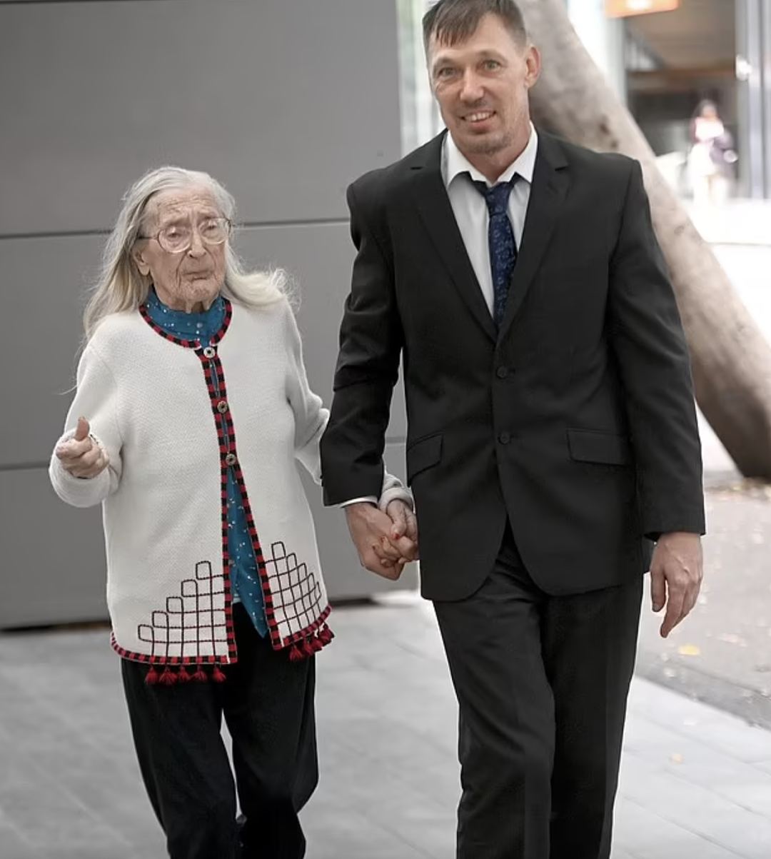 澳洲PR申请被拒，他和百岁的后奶奶在苦恋爱；昨天澳洲10多人死于非命，祖母在6岁孙女的面前被人捅死，一华人被海浪卷走（组图） - 27