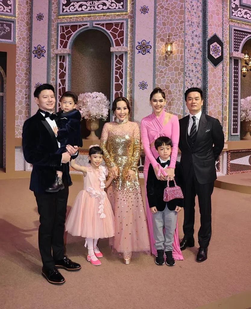 泰国华裔富豪举行奢华婚礼！总理赛塔上台为新人致辞，皇室公主到场签字赐福（组图） - 9