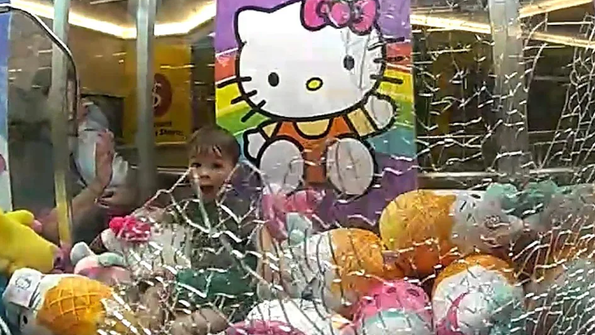 澳洲3岁弟受困夹娃娃机，警破橱窗救人！他转身表情超惊讶（视频/组图） - 2