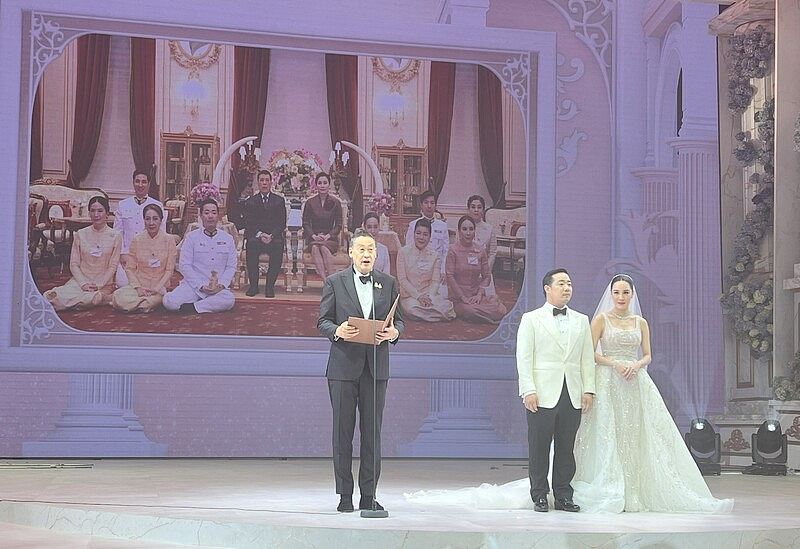 泰国华裔富豪举行奢华婚礼！总理赛塔上台为新人致辞，皇室公主到场签字赐福（组图） - 3