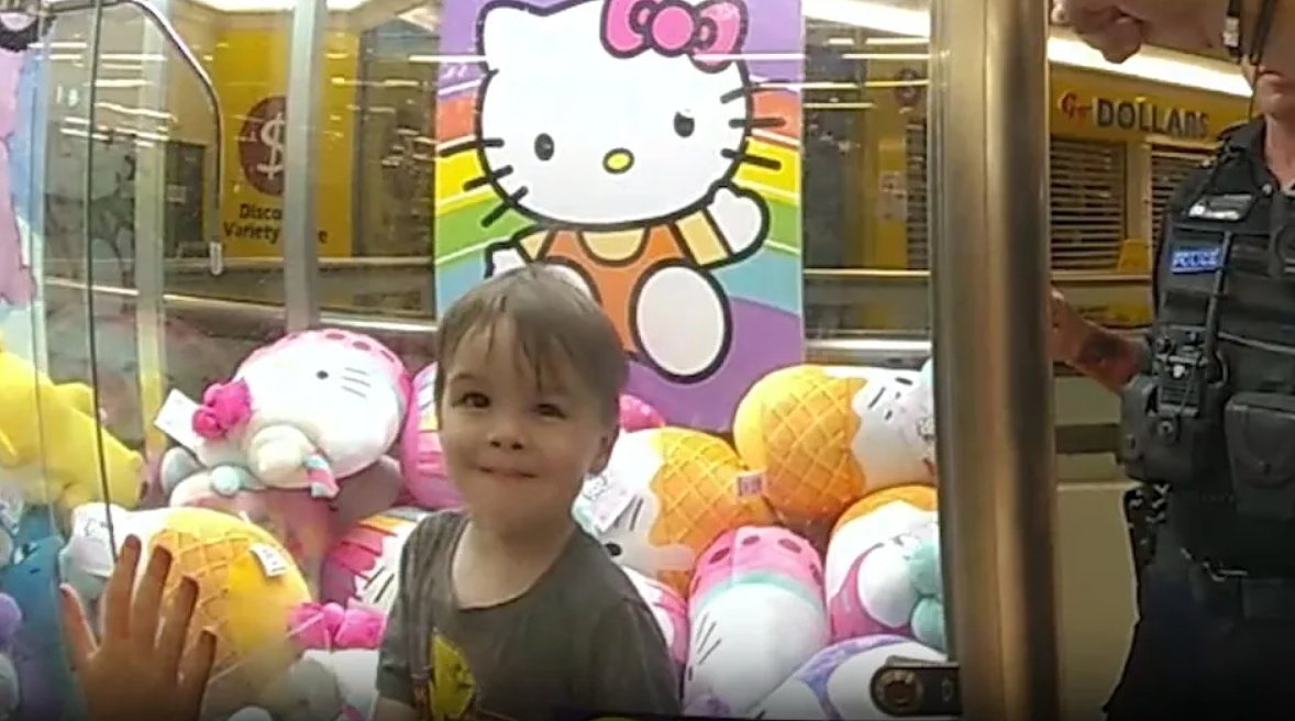 澳洲3岁弟受困夹娃娃机，警破橱窗救人！他转身表情超惊讶（视频/组图） - 1