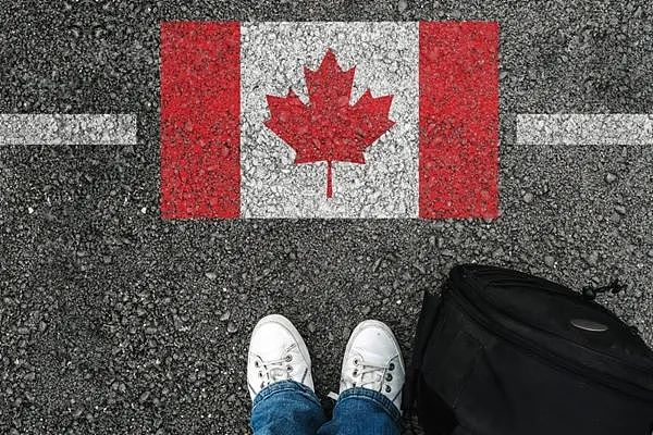 中国父母入境加拿大被“严卡”，限期1个月回国！官员盯着购买回程机票，警告不许找律师（组图） - 4