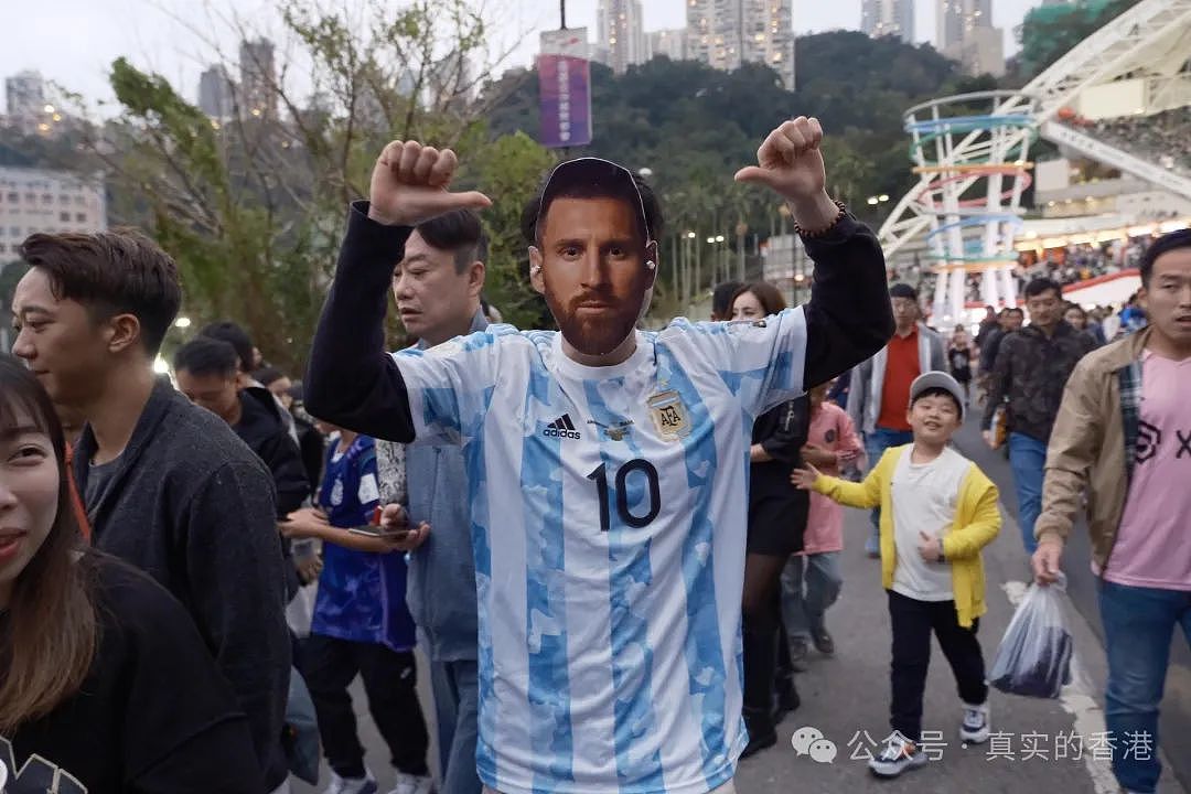 香港球迷高价看球却没有偶像上场，梅西再次引众怒！港府强烈谴责，外媒：梅西狂热衰收尾（组图） - 9